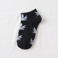 Ventilation de refroidissement personnalisée entièrement coton Nouveaux hommes de conception de feuilles d&#39;érable peuvent être des chaussettes de navire personnalisées en masse